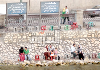 طاولات وكراسى على النيل مباشرة..بغض النظر عن مطاردات البلدية - تصوير : احمد عبد اللطيف